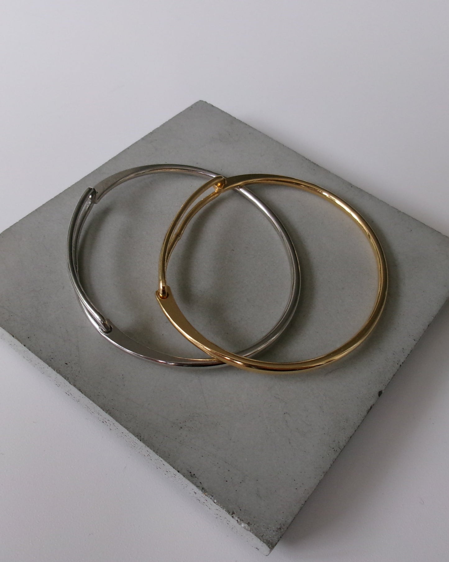 Sleek Round Bangle